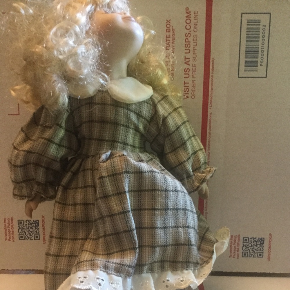 Pre-Loved Pretty Kiss Me Doll